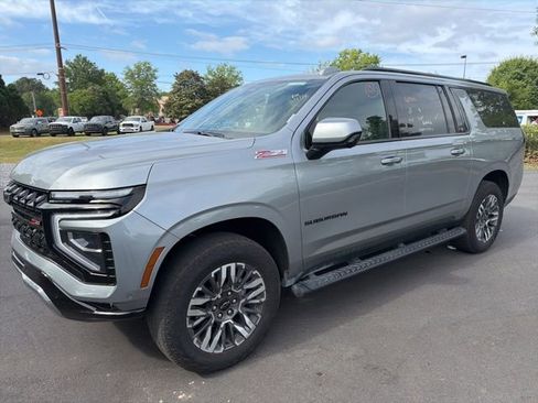 Used 2025 Chevrolet Suburban Z71 AWD/4WD image 7