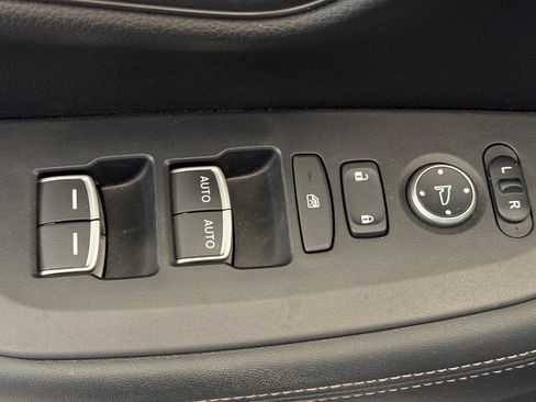 Used 2024 Honda HR-V EX-L image 12