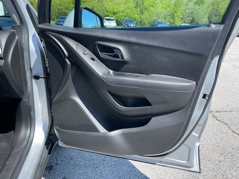 Used 2020 Chevrolet Trax LT w/ LT Convenience Package FWD image 20