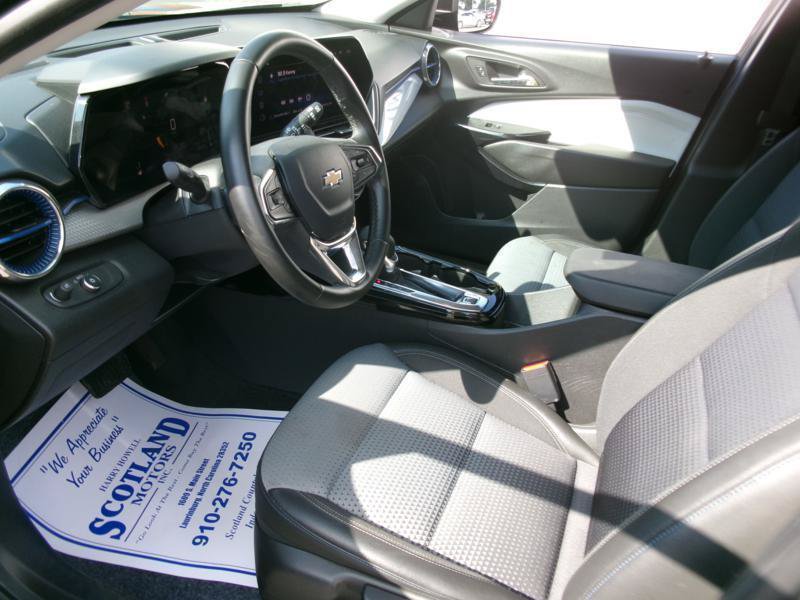 Used 2025 Chevrolet Trax LT w/ LT Convenience Package FWD image 12