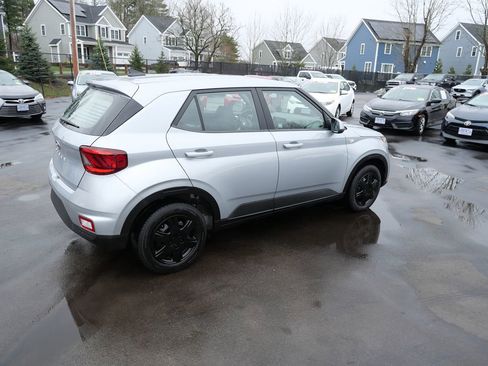 Used 2020 Hyundai Venue SE image 7