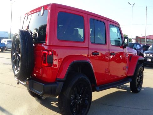 Used 2025 Jeep Wrangler Unlimited Sahara AWD/4WD image 6