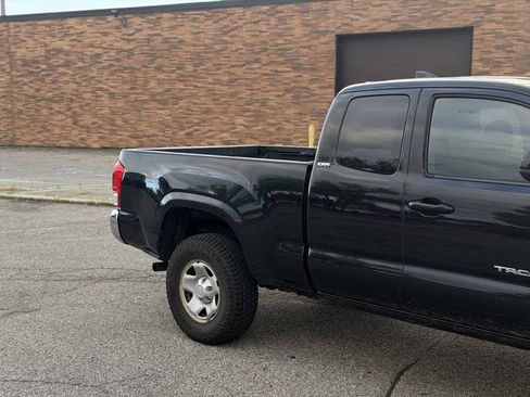 Used 2016 Toyota Tacoma SR5 w/ Towing Package AWD/4WD image 4