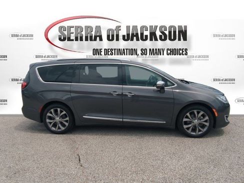 Used 2019 Chrysler Pacifica Limited w/ Advanced Safetytec Group FWD image 9