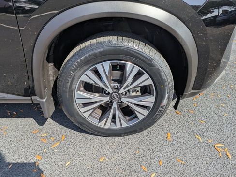 Used 2023 Nissan Rogue SV image 11