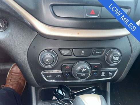 Used 2015 Jeep Cherokee Limited image 12