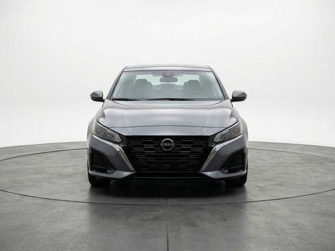 Used 2025 Nissan Altima 2.5 SV FWD image 2