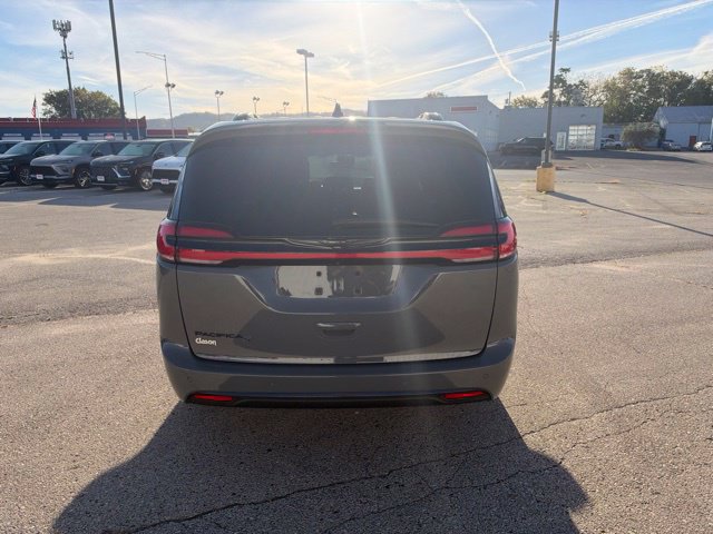 Used 2022 Chrysler Pacifica Touring-L w/ Uconnect Theater Family Group FWD image 2