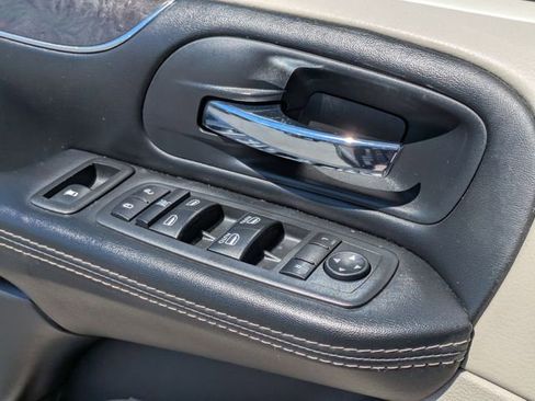 Used 2016 Chrysler Town & Country Touring-L w/ Driver Convenience Group FWD image 12