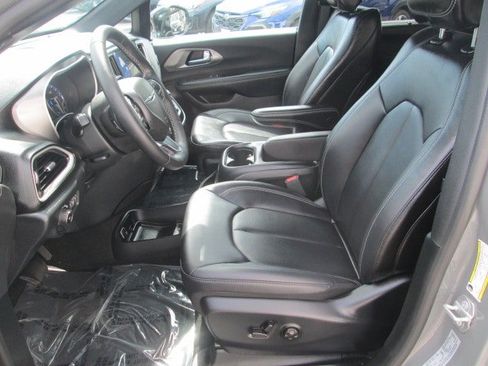 Used 2025 Chrysler Pacifica Select FWD image 9