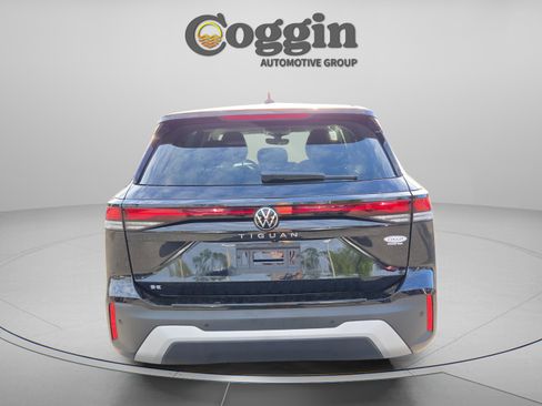 Used 2025 Volkswagen Tiguan SE FWD image 4