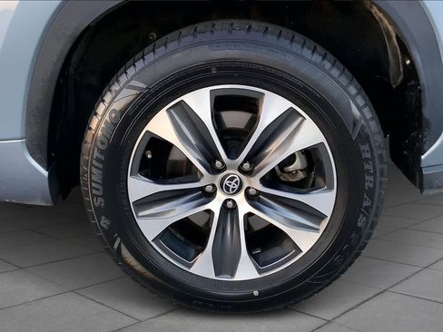 Used 2022 Toyota Highlander XLE image 11