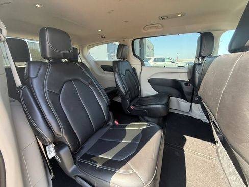 Used 2024 Chrysler Pacifica Touring-L FWD image 41