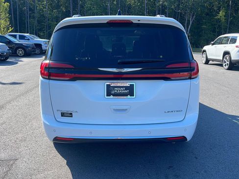 Used 2023 Chrysler Pacifica Limited FWD image 6