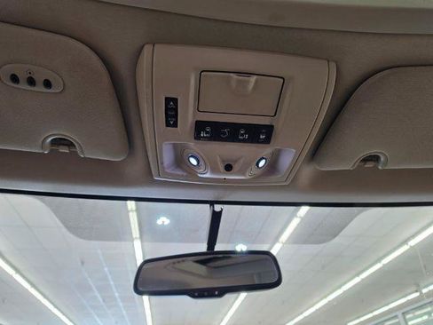 Used 2011 Volkswagen Routan SEL FWD image 32