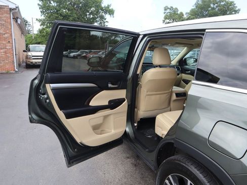 Used 2016 Toyota Highlander XLE AWD/4WD image 17