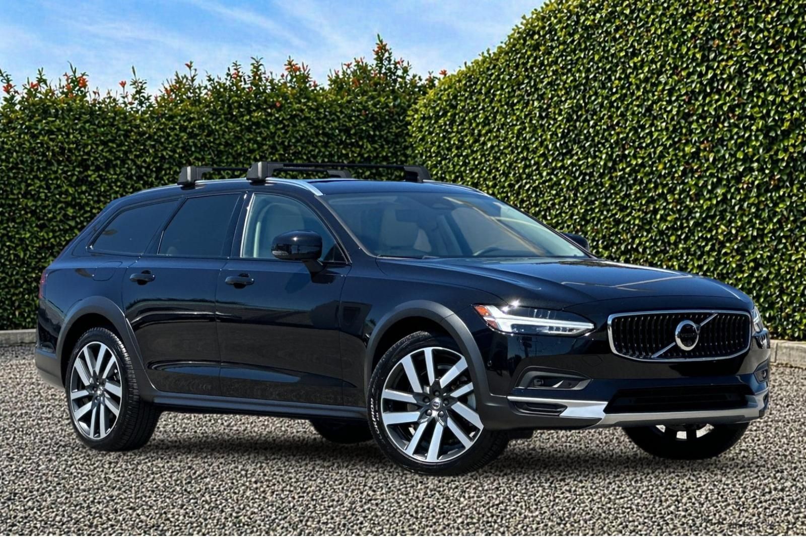 Used 2025 Volvo V90 B6 Cross Country Ultra AWD/4WD image 1
