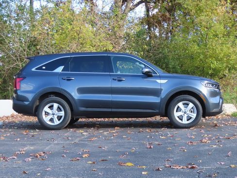 Used 2021 Kia Sorento LX image 2