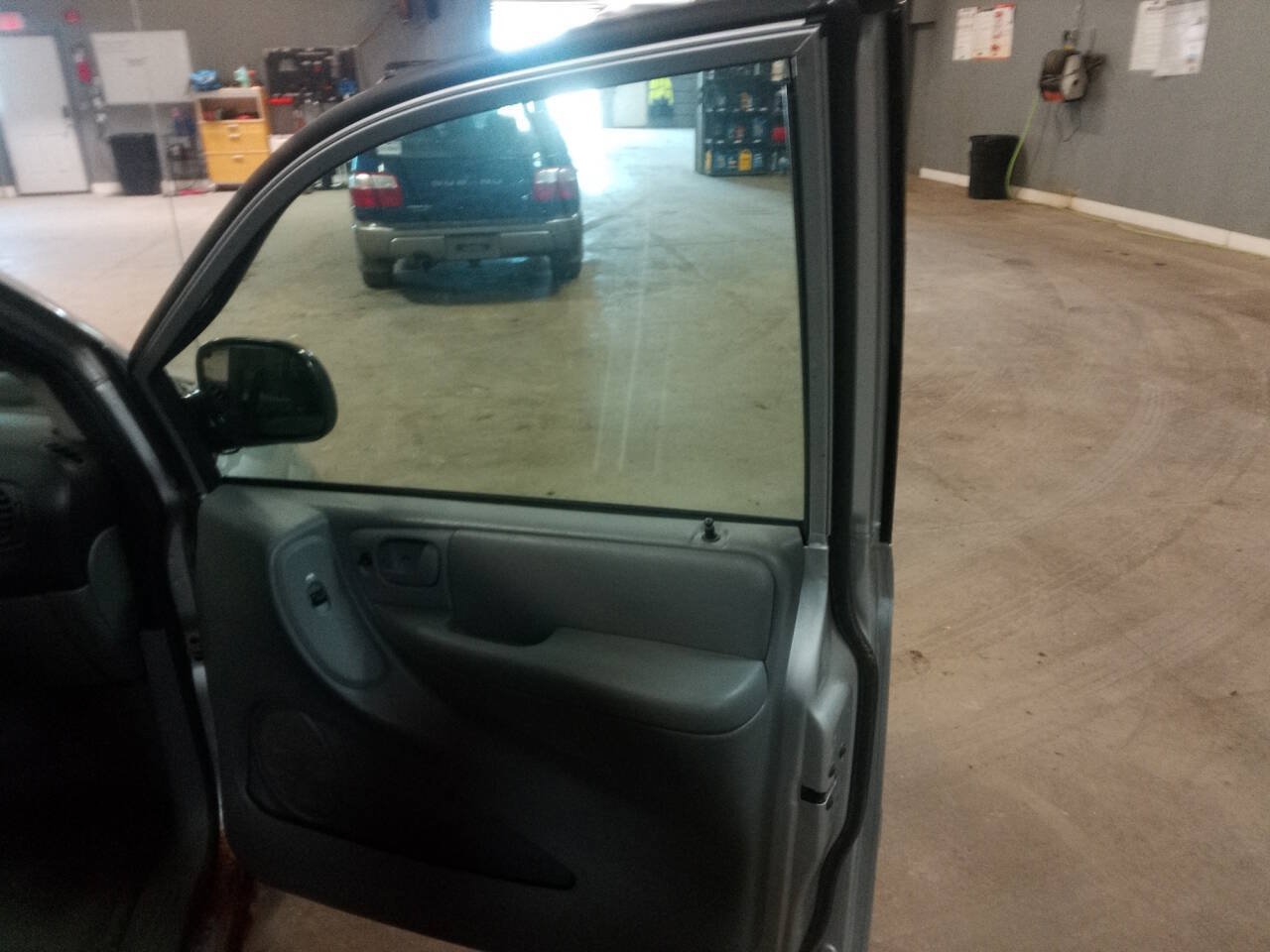 Used 2005 Dodge Grand Caravan SXT FWD image 29