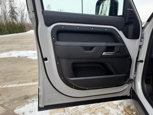 New 2026 Land Rover Defender 110 X-Dynamic SE image 10
