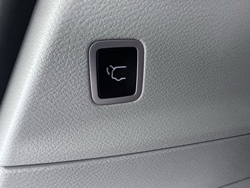 Used 2020 Chrysler Pacifica Touring-L FWD image 33
