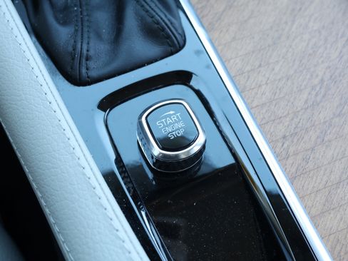 Used 2022 Volvo XC90 T6 Momentum w/ Advanced Package image 28