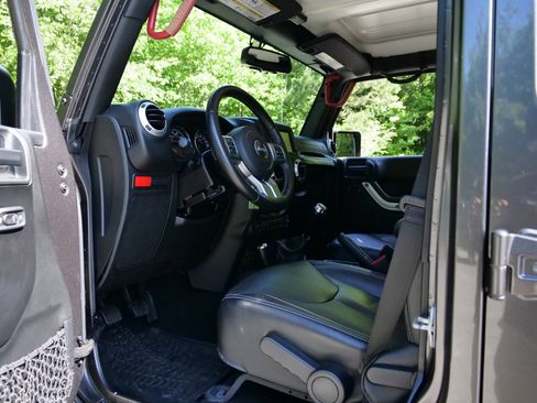 Used 2016 Jeep Wrangler Unlimited Rubicon AWD/4WD image 23