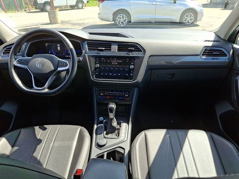 Used 2022 Volkswagen Tiguan SE image 16