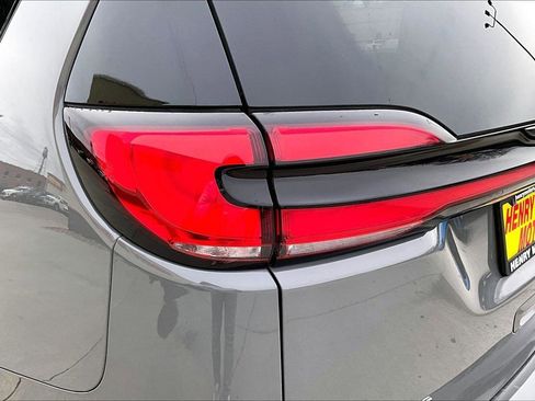 Used 2025 Chrysler Pacifica Limited image 24