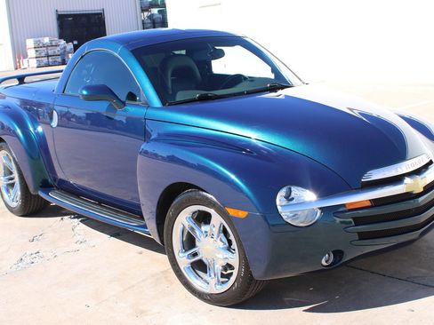 Used 2005 Chevrolet SSR w/ Preferred Equipment Group image 17