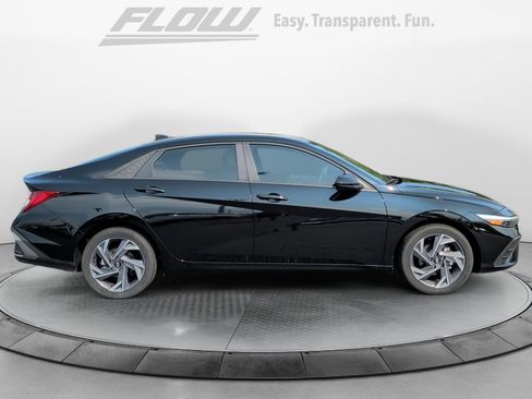 Used 2025 Hyundai Elantra SEL FWD image 8