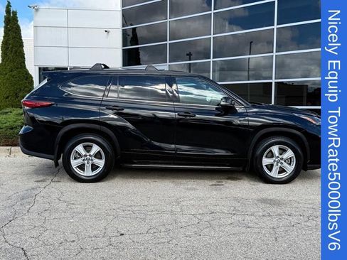 Used 2022 Toyota Highlander LE AWD/4WD image 2