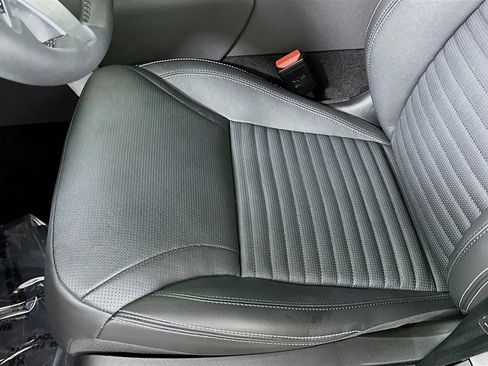 Used 2024 Land Rover Discovery Dynamic SE image 17