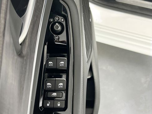 Used 2023 Jeep Grand Cherokee Overland w/ Luxury Tech Group IV AWD/4WD image 18