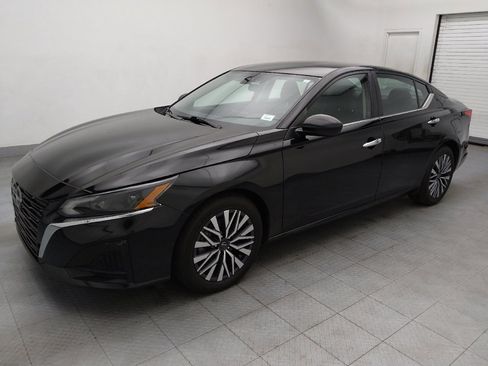 Used 2023 Nissan Altima 2.5 SV image 2