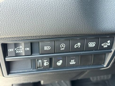 Used 2025 Toyota Tundra Limited AWD/4WD image 23