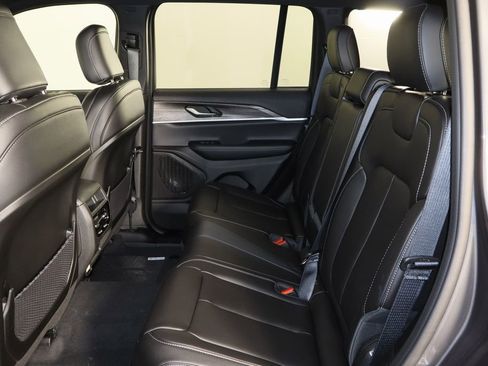 New 2025 Jeep Grand Cherokee Limited image 17