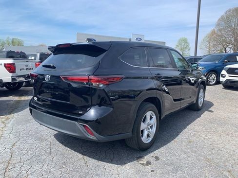 Used 2024 Toyota Highlander LE FWD image 9