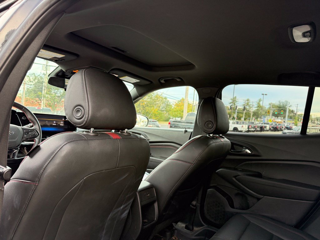 Used 2025 Chevrolet Trax RS w/ Sunroof Package FWD image 24