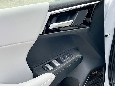 New 2025 Mitsubishi Outlander SE image 18