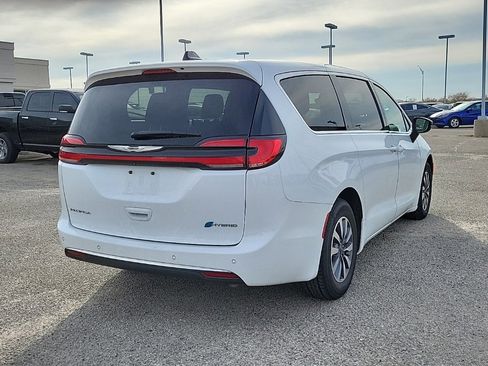 Used 2024 Chrysler Pacifica Select image 3