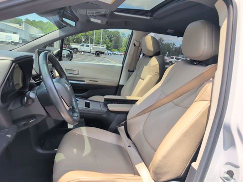 Used 2024 Toyota Sienna XLE FWD image 18