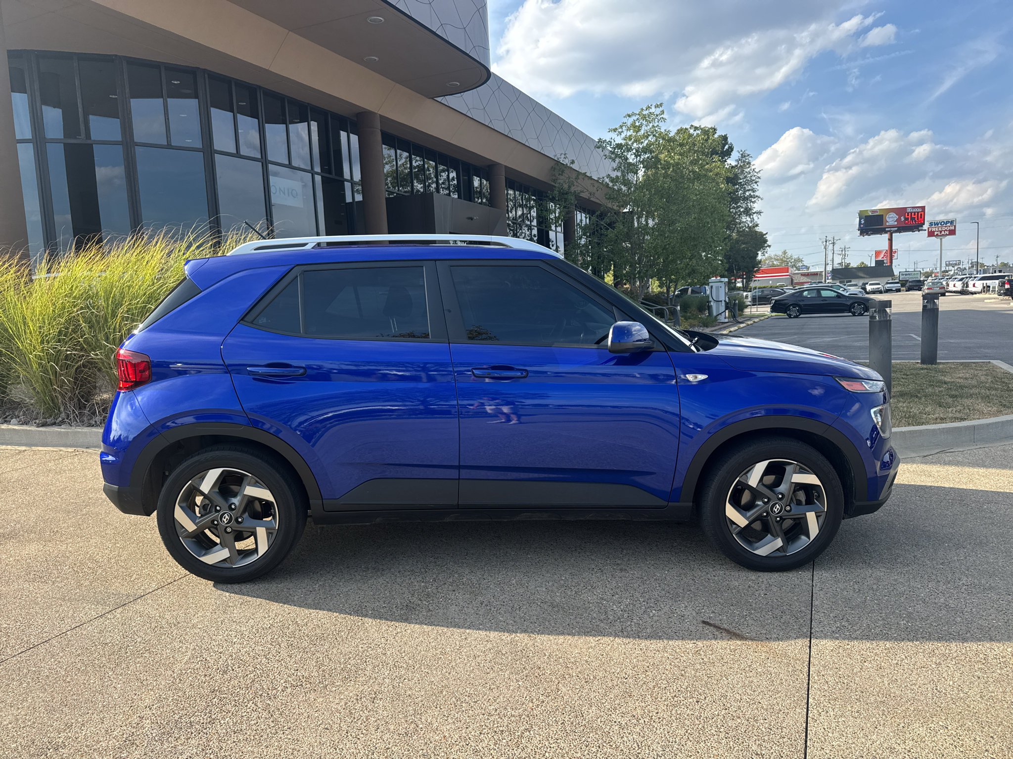 Used 2024 Hyundai Venue SEL FWD image 4