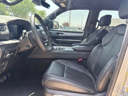 Used 2025 Jeep Wagoneer L Series II AWD/4WD image 9