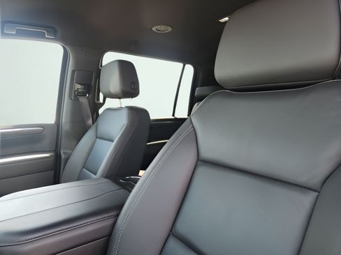 Used 2025 Chevrolet Suburban Z71 AWD/4WD image 9