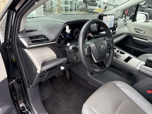 Used 2022 Toyota Sienna Limited image 22
