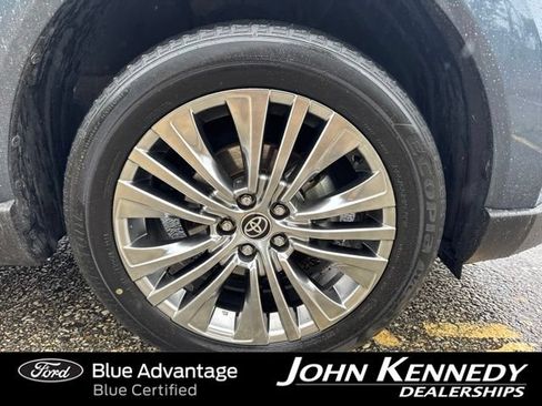 Used 2022 Toyota Venza Limited w/ Advanced Technology Package AWD/4WD image 3