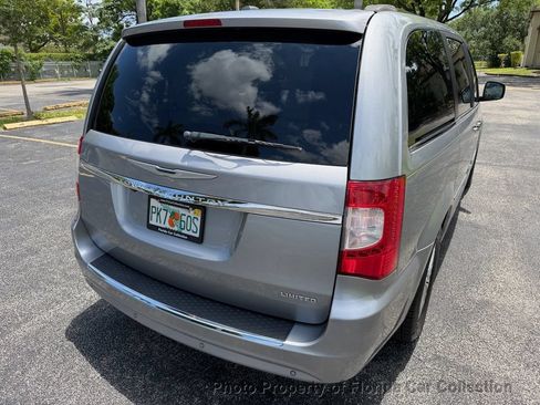 Used 2013 Chrysler Town & Country Limited w/ Luxury Group FWD image 18