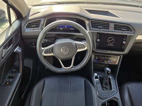 Certified 2023 Volkswagen Tiguan SE FWD image 16