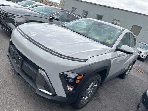Used 2024 Hyundai Kona SE image 3